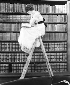 woman_reading_library_ca19201